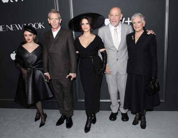 Le casting de la série The New Look lors de la première mondiale avec Maisie Williams, Ben Mendelsohn, Juliette Binoche, John Malkovich et Glenn Close
