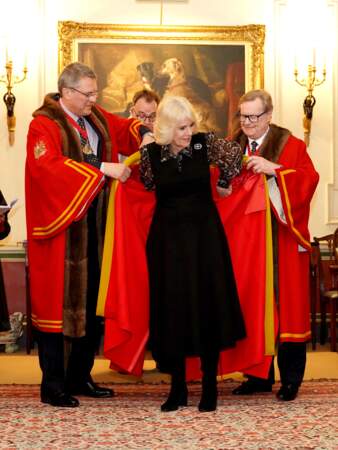 La reine Camilla a enfilé la robe de membre honoraire de la Worshipful Company of Fan Makers.