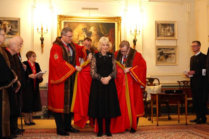 La reine Camilla est nommée membre honoraire de la Worshipful Company of Fan Makers lors d'une cérémonie à Clarence House, au centre de Londres.