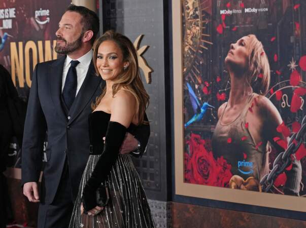 Ben Affleck et Jennifer Lopez heureux et amoureux à la première du film This Is Me...Now : A Love Story.