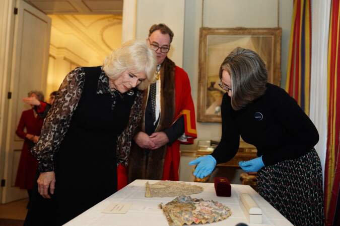 La reine Camilla et la duchesse de Gloucester observent un éventail avant la cérémonie à Clarence House.