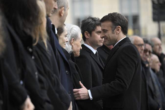 Hommage national à Robert Badinter au ministère de la Justice, Place Vendôme le 14 février 2024 : Emmanuel Macron salue la famille de l'ancien Garde des Sceaux