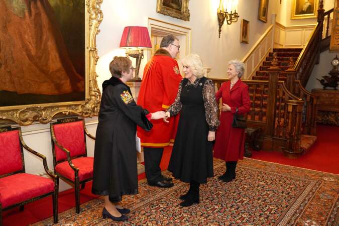 La reine Camilla, accompagnée de la duchesse de Gloucester, salue la greffière de la Worshipful Company of Fan Makers, Mme Claire Chitty, et le maître de la Worshipful Company of Fan Makers, M. Peter Dove.