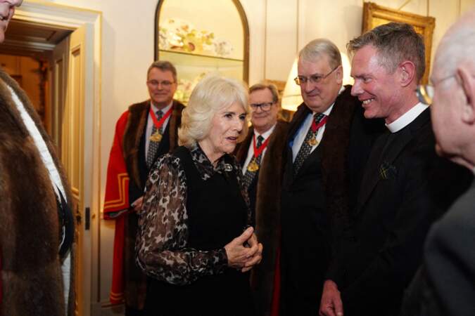 La reine Camilla salue des fabricants d'éventails avant la cérémonie à Clarence House.