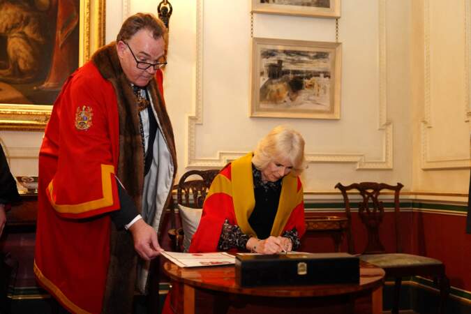 La reine Camilla signe pour devenir officiellement membre honoraire du conseil d'administration.