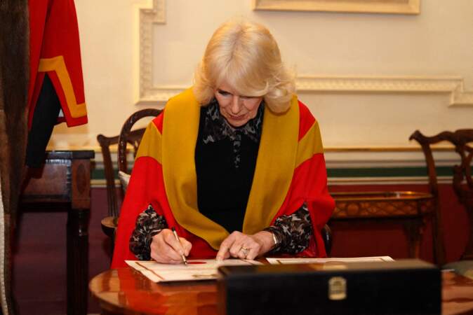 La reine Camilla signe la déclaration.