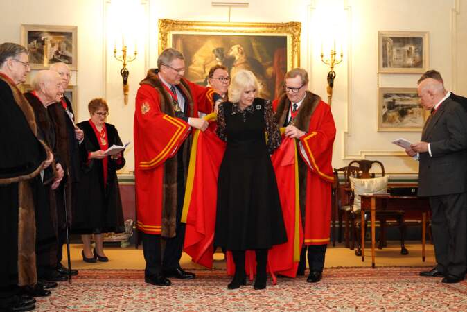 La reine Camilla a enfilé la robe de membre honoraire de la Worshipful Company of Fan Makers.