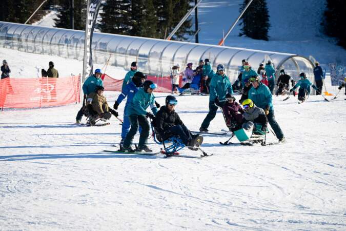 Le prince Harry, duc de Sussex, au centre, skie avec les athlètes Invictus lors du camp d'entraînement des Invictus Games à Whistler.