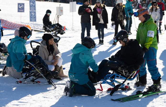 Meghan Markle regarde le Prince Harry s'attacher à un para ski à Whistler B.C. le mercredi 14 février 2024. La duchesse et le duc de Sussex rencontrent des athlètes lors du camp d'entraînement des Invictus Games à Whistler, en Colombie-Britannique, au Canada, le mercredi 14 février 2024.