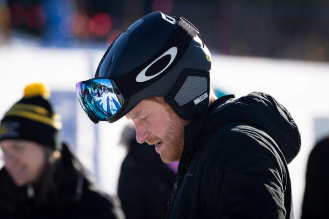 Le prince Harry, duc de Sussex, se prépare à skier avec les athlètes Invictus lors du camp d'entraînement des Invictus Games à Whistler.