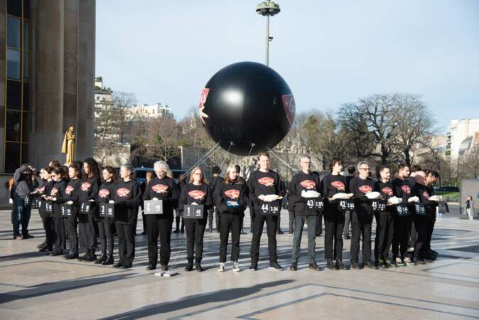 Des militants des droits des animaux lors de la manifestation appelée par l'association française de défense des animaux L214 sur l'esplanade des Droits de l'Homme du Trocadéro à Paris