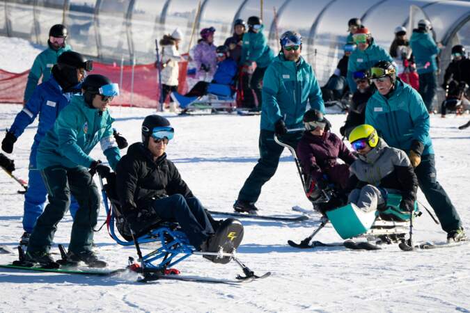 Le prince Harry, duc de Sussex, au premier plan, skie avec les athlètes Invictus lors du camp d'entraînement des Invictus Games à Whistler.
