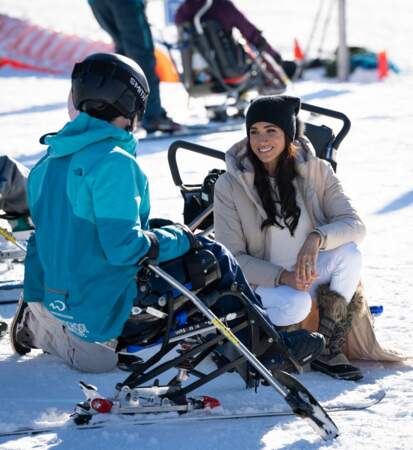 Meghan Markle, la duchesse de Sussex, rencontre des entraîneurs de ski assis lors du camp d'entraînement des Invictus Games à Whistler.