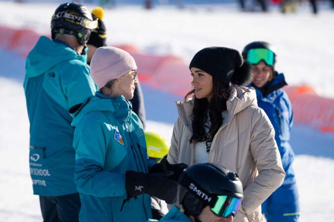Meghan Markle, la duchesse de Sussex, rencontre des entraîneurs de ski assis lors du camp d'entraînement des Invictus Games à Whistler.