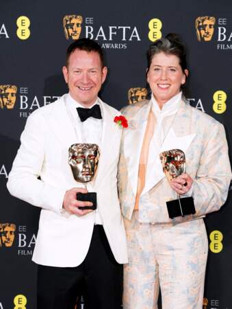 Shona Heath et James Price dans la salle de presse après avoir remporté le prix de la conception de la production pour Poor Things lors des Bafta Film Awards 2024.
