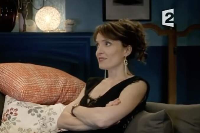 Alix Poisson change ensuite de registre en 2013 en rejoignant le casting de "Parents mode d'emploi" sur France 2, où elle incarne une mère de famille. 