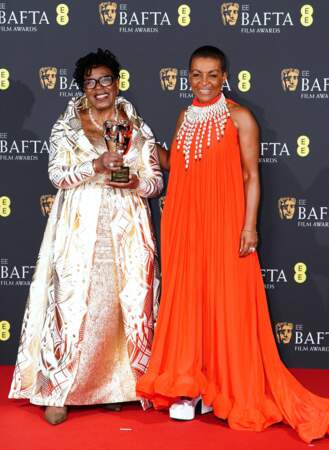 June Givanni dans la salle de presse avec le présentateur de prix Adjoa Andoh après avoir remporté le prix Outstanding British Contribution to Cinema lors des Bafta Film Awards 2024.