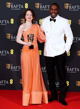 Emma Stone pose pour une photo dans la salle de presse avec Idris Elba après avoir remporté le prix de la meilleure actrice principale pour Poor Things lors des Bafta Film Awards 2024.