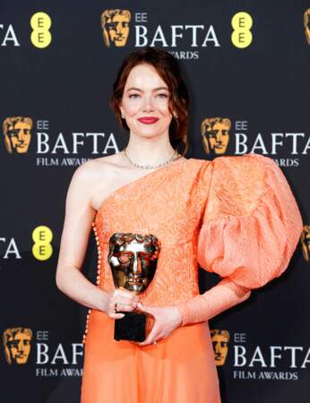 Emma Stone dans la salle de presse après avoir remporté le prix de la meilleure actrice principale pour Poor Things lors des Bafta Film Awards 2024.