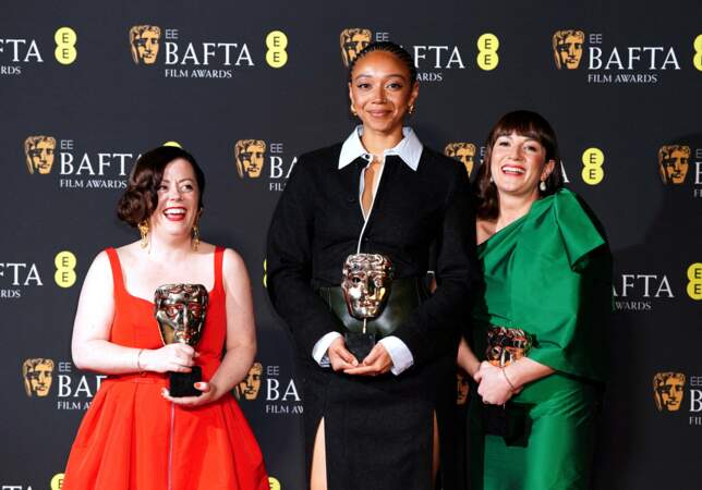 Medb Riordan, Savanah Leaf et Shirley O'Connor dans la salle de presse après avoir remporté le prix Outstanding debut by a British writer, director or producer award pour Earth Mama lors des Bafta Film Awards 2024.