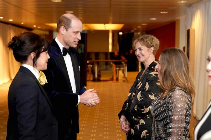 Le Prince de Galles, président des Bafta, s'entretient avec Emma Baehr, (à droite) directrice exécutive des prix et du contenu des Bafta et Sara Putt, (deuxième à droite) présidente des Bafta, alors qu'il assiste aux Bafta Film Awards 2024.