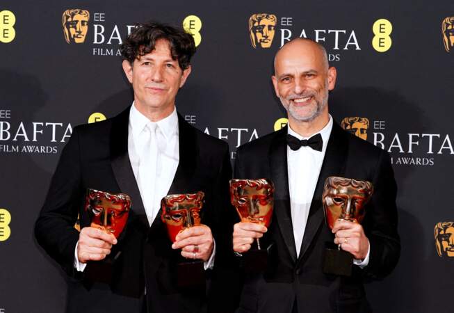 Jonathan Glazer et James Wilson dans la salle de presse après avoir remporté le prix du meilleur film non anglophone pour La Zone d'intérêt lors des Bafta Film Awards 2024.