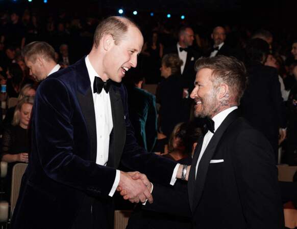 Le Prince de Galles, président des Bafta, s'entretient avec David Beckham lors de la remise des Bafta Film Awards 2024.