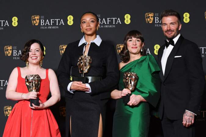 Medb Riordan, Savanah Leaf, Shirley O'Connor posent au côté de David Beckham dans la salle des gagnants pour le prix Outstanding Debut by a British Writer, Director or Producer pour 'Earth Mama' pendant le photocall des gagnants dans le cadre des EE BAFTA Film Awards 2024.