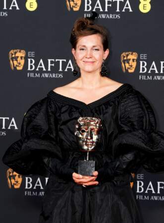 Holly Waddington dans la salle de presse après avoir remporté le prix de la création de costumes pour Poor Things lors des Bafta Film Awards 2024.