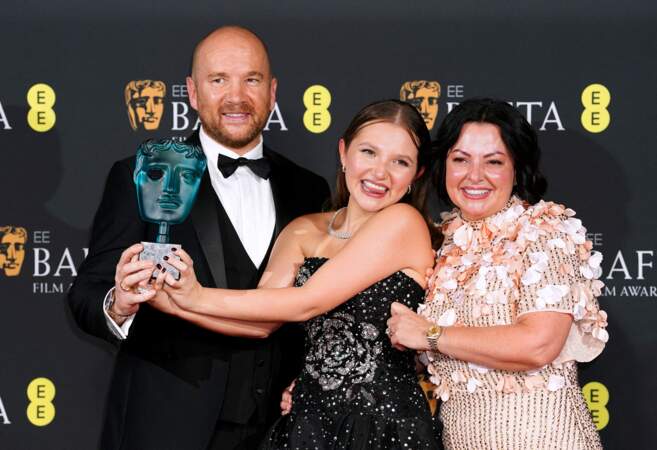 Mia McKenna-Bruce célèbre avec ses parents dans la salle de presse après avoir remporté le prix EE Rising Star lors des Bafta Film Awards 2024.