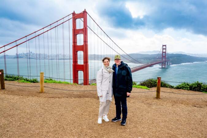La princesse Victoria de Suède et le prince Daniel posent devant le Pont du Golden Gate à San Francisco.
