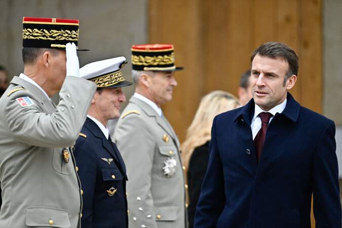 Le président Emmanuel Macron dirige une cérémonie militaire de prise d'armes dans la cour de l'hôtel national des Invalides à Paris.