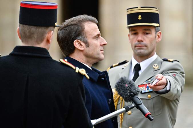 Le président Emmanuel Macron dirige une cérémonie militaire de prise d'armes dans la cour de l'hôtel national des Invalides à Paris, le 19 février 2024.