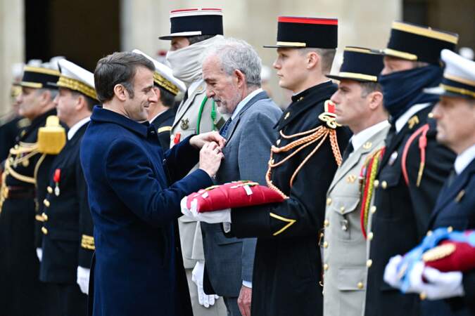 Le président Emmanuel Macron récompense Vincenzo Salvetti lors d'une cérémonie militaire de prise d'armes dans la cour de l'Hôtel National des Invalides à Paris.