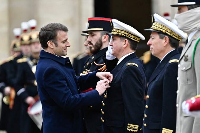 Le président Emmanuel Macron décerne la Légion d'honneur au contrôleur général des armées Olivier Schmit lors d'une cérémonie militaire de prise d'armes dans la cour de l'hôtel national des Invalides à Paris.