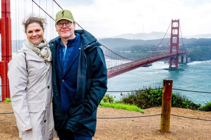 La princesse Victoria de Suède et le prince Daniel posent devant le Pont du Golden Gate à San Francisco.