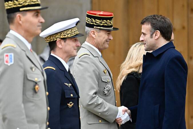 Le président Emmanuel Macron salue le chef d'état-major des armées, le général Thierry Burkhard, lors d'une cérémonie militaire de prise d'armes dans la cour de l'hôtel national des Invalides à Paris.