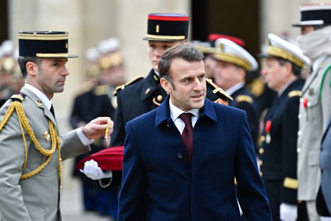Le président Emmanuel Macron dirige une cérémonie militaire de prise d'armes dans la cour de l'hôtel national des Invalides à Paris, le 19 février 2024.