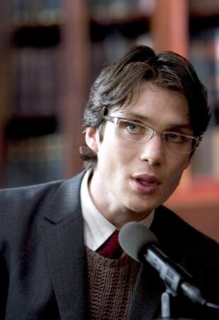 En 2005, le comédien joue dans "Batman Begins", interprétant le rôle de l'Épouvantail, ce qui marque sa première collaboration avec le réalisateur Christopher Nolan.