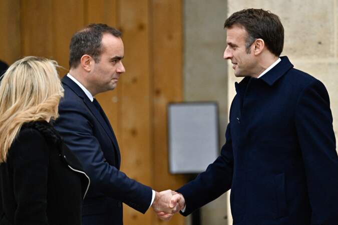 Le président Emmanuel Macron salue le ministre des Armées Sébastien Lecornu lors d'une cérémonie militaire de prise d'armes dans la cour de l'Hôtel national des Invalides à Paris.