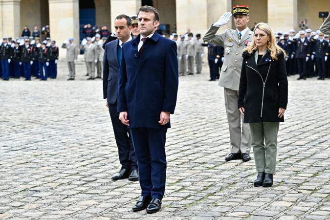 Le président Emmanuel Macron, aux côtés du ministre des Armées Sébastien Lecornu, dirige une cérémonie militaire de " Prise d'armes " dans la cour de l'Hôtel national des Invalides à Paris.