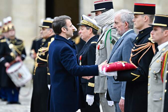 Le président Emmanuel Macron récompense Vincenzo Salvetti lors d'une cérémonie militaire de prise d'armes dans la cour de l'Hôtel National des Invalides à Paris.