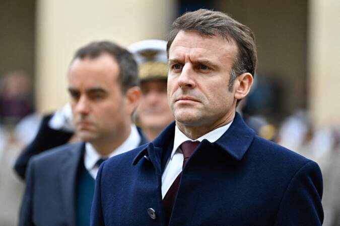 Le président Emmanuel Macron, aux côtés du ministre des Armées Sébastien Lecornu, dirige une cérémonie militaire de " Prise d'armes " dans la cour de l'Hôtel national des Invalides à Paris.