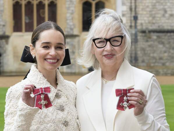 Emilia Clarke et sa mère Jennifer arborent fièrement leurs médailles du mérite devant le château Windsor