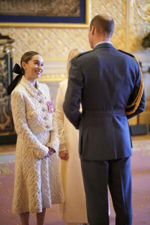 Emilia Clarke offre un grand sourire au prince William. Elle semble heureuse de participer à ce moment
