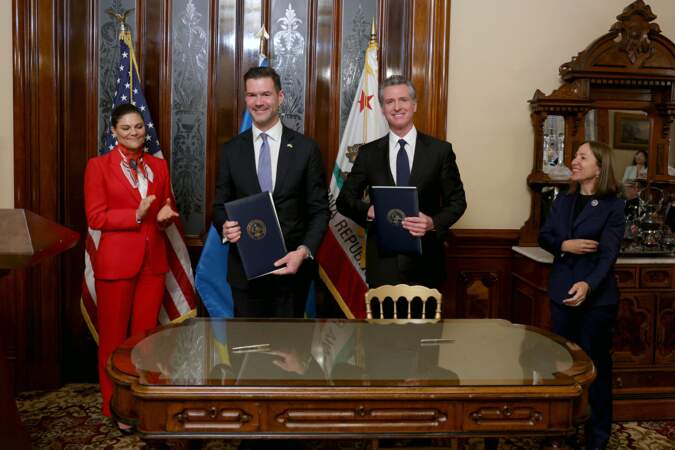 Les signatures sont apposées par le gouverneur de Californie et le ministre suédois du Commerce extérieur à la Stanford Mansion de Sacramento le 20 février 2024. 