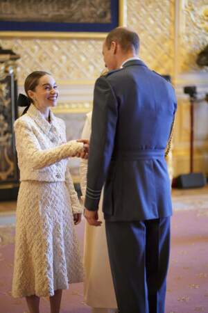 Le prince William sert la main de l'actrice Emilia Clarke