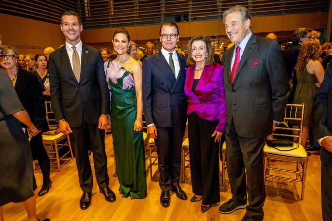 La princesse Victoria et le prince Daniel de Suède avec Nancy Pelosi lors d'une réception inaugurale du nouveau consulat général de Suède au San Francisco Conservatory of Music, le Bowes Center à San Francisco, le deuxième jour de leur visite de quatre jours en Californie.