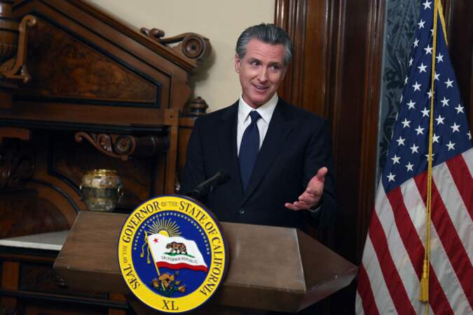 Le gouverneur de Californie Gavin Newsom s'exprime lors de la cérémonie de signature.