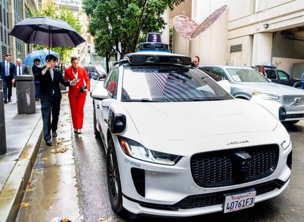 La princesse Victoria de Suède devant la voiture autonome de la société Waymo à San Francisco.